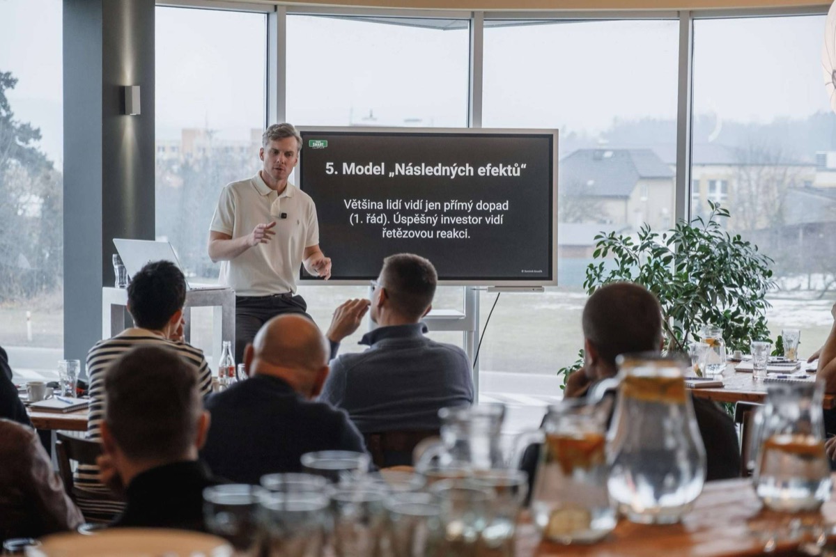 Dominik Kovařík na živé přednášce pro investory